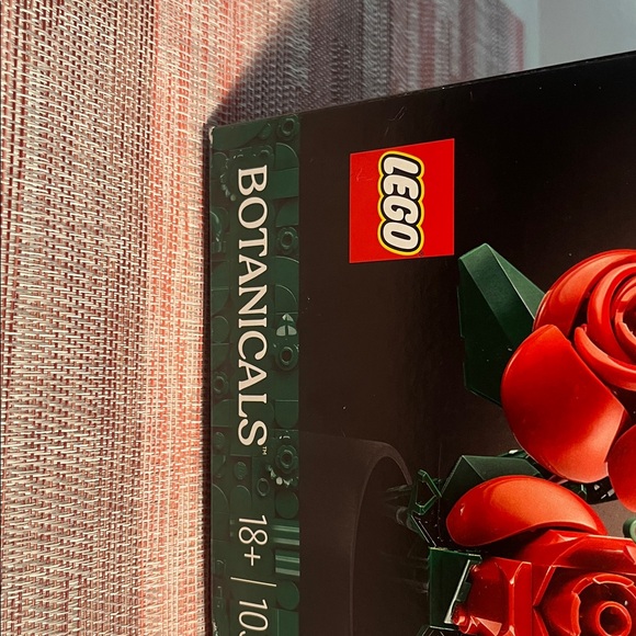 LEGO Botanical Collection Red Roses Set - Picture 2 of 3